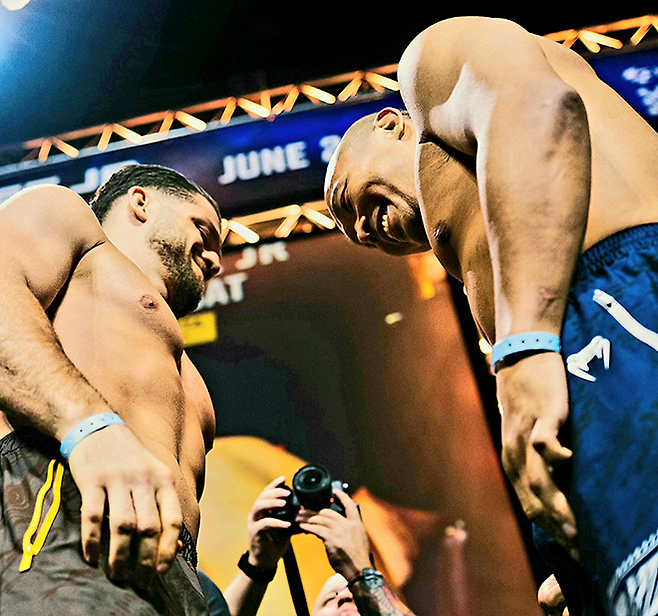 이스마일 나우르디예프와 박준용이 2025년 6월 아제르바이잔 바쿠 크리스털 홀 UFC on ABC 8 공개 계체 행사에서 마주보다 웃고 있다. 사진=TKO