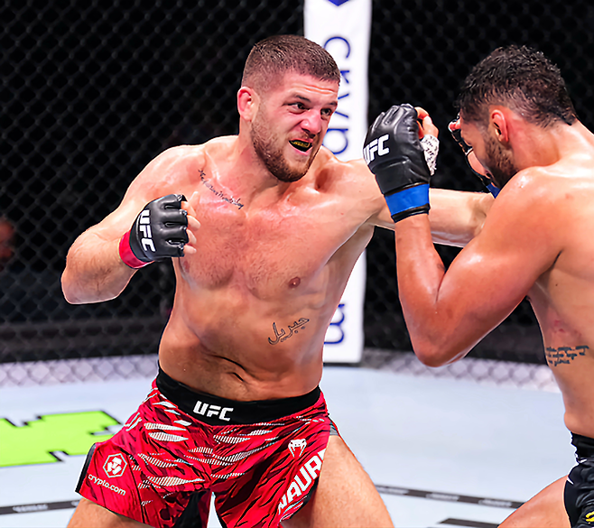 이스마일 나우르디예프가 2024년 10월 아랍에미리트 아부다비 에티하드 아레나 UFC 308 미들급 경기에서 공격하고 있다. 사진=TKO