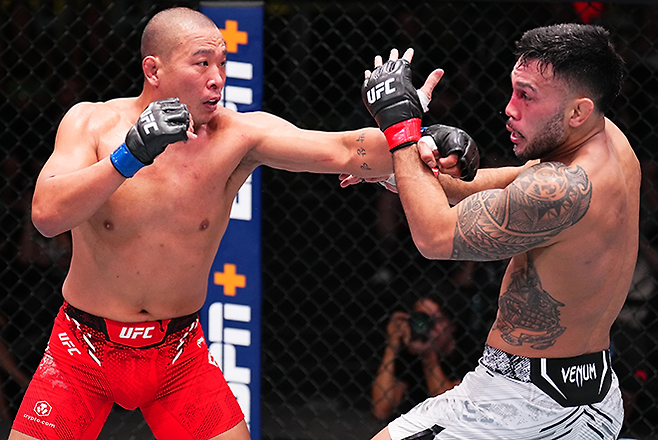 박준용이 2024년 10월 전 UFC 미들급 8위 브래드 터배리스를 때리고 있다. 사진=TKO