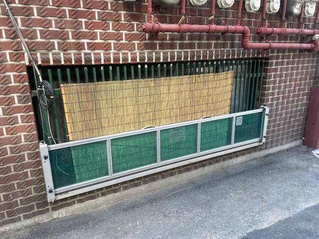 지난 12일 최홍숙씨의 반지하 자택 창문에는 차수판이 설치돼 있다./사진=이현수 기자.