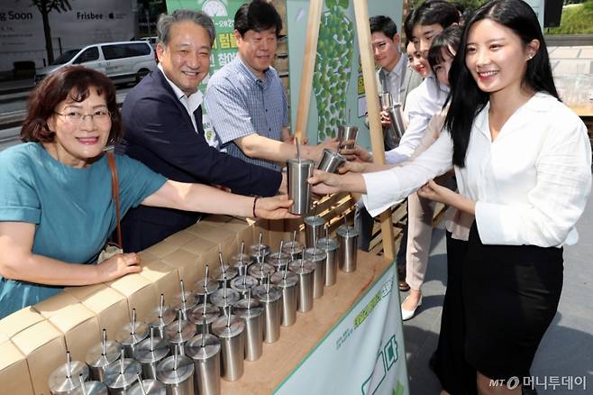기사와 직접적 관련 없는 참고 사진. 2019년 8월 환경부 관계자들이 서울 중구 청계광장에서 '데일리 텀블러 캠페인' 행사를 열고 시민에게 텀블러를 나눠주는 모습. /사진=머니투데이DB