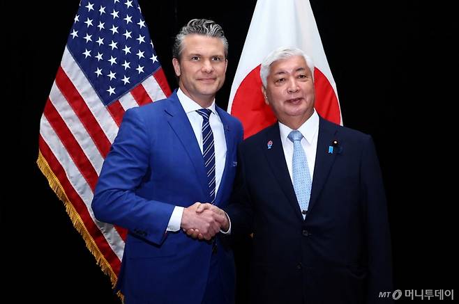 (싱가포르 로이터=뉴스1) 김지완 기자 = 31일(현지시간) 피트 헤그세스 미국 국방장관과 나카타니 겐 일본 방위상이 싱가포르에서 열린 제22차 아시아안보회의(샹그릴라 대화)를 계기로 만나 악수하고 있다. 2025.05.31  ⓒ 로이터=뉴스1  Copyright (C) 뉴스1. All rights reserved. 무단 전재 및 재배포,  AI학습 이용 금지. /사진=(싱가포르 로이터=뉴스1) 김지완 기자