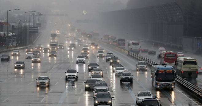 장맛비 소식에 전국 고속도로 통행량이 평소보다 줄어들 전망이다. 사진은 최근 경부고속도로 서울요금소 인근 모습. /사진=뉴시스