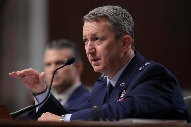 18일(현지시간) 댄 케인 합참의장이 상원 군사위원회에 출석해 발언하는 모습을 피트 헤그세스 국방부 장관이 바라보고 있다.  AFP 연합뉴스