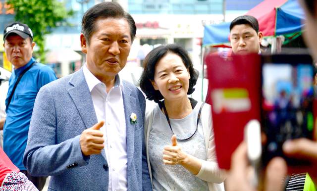 더불어민주당 당 대표 출사표를 던진 정청래 의원이 지난 19일 광주 북구 우산동 말바우시장을 방문해 한 시민과 기념촬영을 하고 있다. 뉴시스