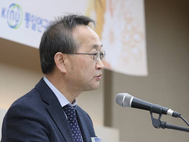 김남중 통일부 차관이 통일정책실장 시절인 지난 2019년 1월 22일 오후 서울 중구 프레지던트 호텔 모짤트홀에서 열린 ‘2019 통일연구원 학술회의, DMZ의 평화적 이용’에서 조명균 통일부장관의 축사를 대독하고 있다. 뉴시스