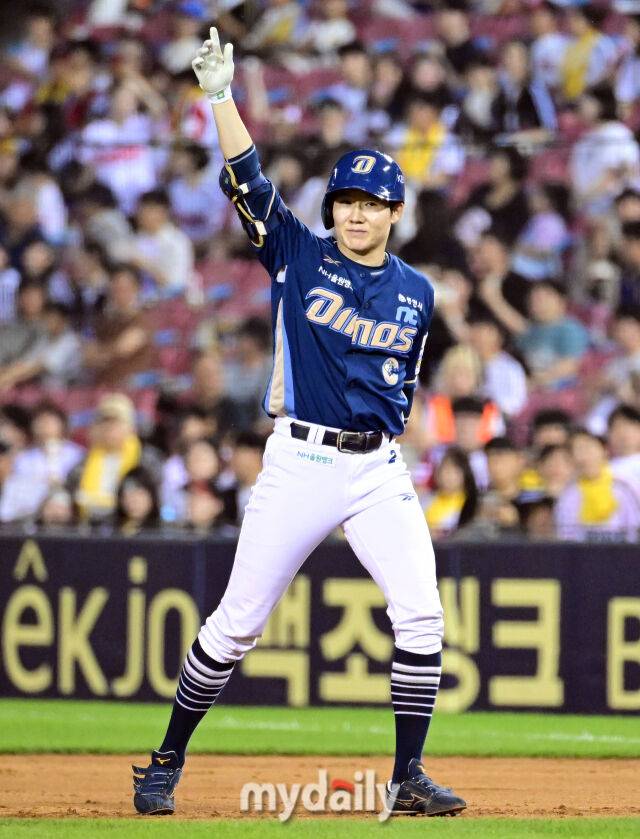 2025년 6월 19일 오후 서울 잠실구장에서 '2025 신한 SOL뱅크 KBO 리그' NC 다이노스와 LG 트윈스의 경기. NC 박민우가 7회초 2사 만루서 2타점 적시타를 친 뒤 기뻐하고 있다./마이데일리