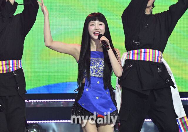 가수 홍지윤이 28일 서울 상암동 SBS 프리즘타워에서 진행된 SBS Life '더 트롯쇼' 생방송 현장 공개에서 멋진 무대를 선보이고 있다.