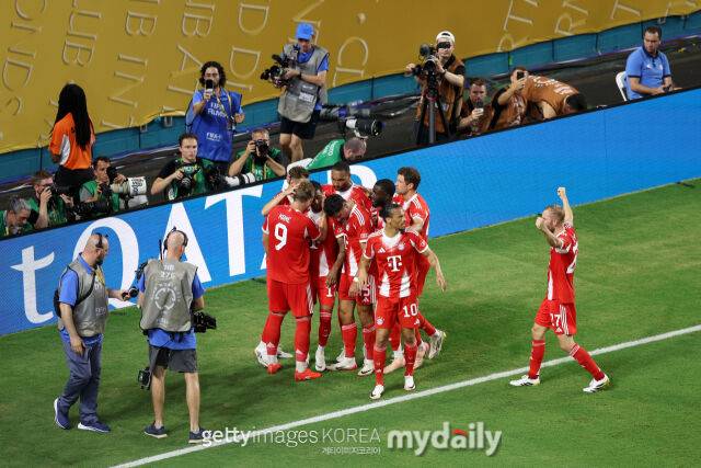 바이에른 뮌헨 선수들이 21일 보카 주니어스와 경기에서 득점 후 함께 환호하고 있다. /게티이미지코리아