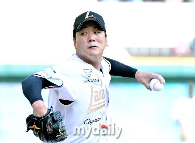 14일 오후 인천 문학동 SSG랜더스필드에서 진행된 '2025 프로야구 KBO리그' SSG랜더스와 롯데자이언츠의 경기. SSG 김광현이 선발등판해 역투하고 있다./마이데일리