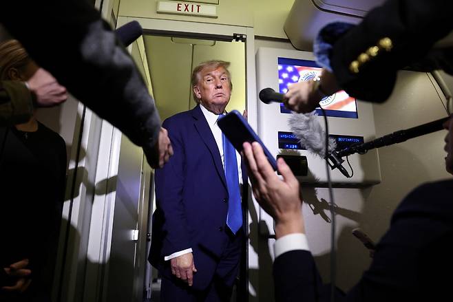 트럼프 대통령이 지난 17일(현지시간) 캐나다에서 열린 G7 정상회의에 참석한 뒤 워싱턴 DC로 돌아오는 전용기 안에서 취재진의 질문 세례를 받고 있다. [로이터]