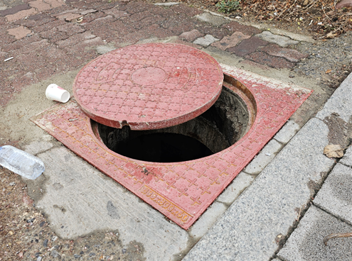 수원특례시가 교체를 예고한 콘크리트 맨홀 [수원특례시 제공]