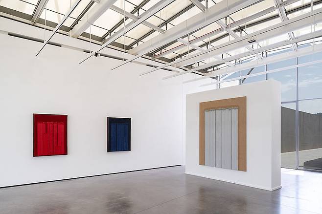 하종현 개인전 《Light Into Color》 전시전경 프랑스 엑상 프로방스 샤토 라 코스트, 2025 사진: Stéphane Aboudaram 이미지 제공: 국제갤러리 *재판매 및 DB 금지