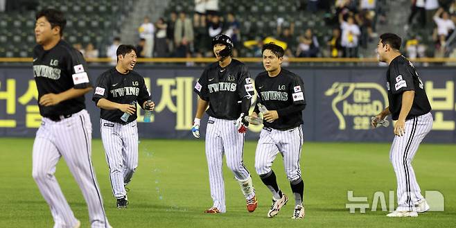 [서울=뉴시스] 김선웅 기자 = 18일 서울 송파구 잠실야구장에서 열린 2025 프로야구 NC 다이노스와 LG 트윈스의 경기, 9회말 1사 주자 1,3루 8-8 동점 상황, LG 2번타자 송찬의가 1타점 끝내기 안타로 경기를 9-8로 마무리하며 더그아웃으로 복귀하고 있다. 2025.06.18. mangusta@newsis.com