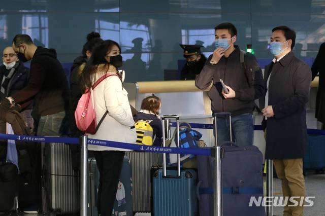 [평양=AP/뉴시스]평양 주제 외국 외교관들이 지난 2020년 3월 평양 순안 공항에서 러시아 블라디보스토크행 여객기를 타기 위해 줄서 있는 모습. 북한이 독일에 평양 공관 재개를 요청했으나 독일이 이를 거부했다. 2025.06.21.