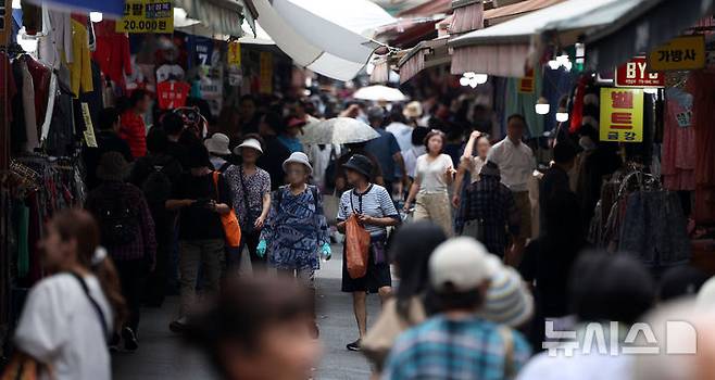 [서울=뉴시스] 김선웅 기자 = 정부가 30조5000억원 규모의 2차 추가경정예산(추경)안을 편성했다. 정부는 19일 이재명 대통령 주재로 국무회의를 열고 2차 추경안을 심의·의결했다. 이번 추경으로 인해 늘어나는 재정 지출은 20조2000억원으로 경기 진작과 민생 회복을 위해 전 국민 민생회복 소비 쿠폰 지급, 사회간접자본 투자, 취약 소상공인 채무 조정 등의 사업들을 추진할 계획이다. 나머지 10조3000억원은 세입 예산 규모를 조정하는 '세입 경정'이다. 19일 서울 시내 상점가에서 시민들이 오가고 있다. 2025.06.19. mangusta@newsis.com