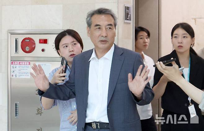 [서울=뉴시스] 김선웅 기자 = 김건희 여사에 대한 수사를 맡은 민중기 특별검사가 17일 서울 서초구 소재 법무법인 사무실을 나서며 취재진과 만나 질문에 답변하고 있다. 2025.06.17. mangusta@newsis.com