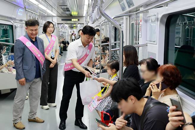 [서울=뉴시스] 황준선 기자 = 서울교통공사, 보건복지부, 인구보건복지협회, KBS 아나운서협회 관계자들이 지난해 7월30일 오후 서울 지하철 5호선 여의도역-광화문역 구간 열차 안에서 임산부 배려문화 조성을 위한 캠페인을 하고 있다. 기사와 직접적 관련이 없습니다. (사진=서울교통공사 제공) 2024.07.30. photo@newsis.com *재판매 및 DB 금지