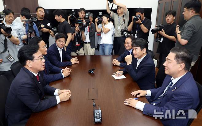 [서울=뉴시스] 조성봉 기자= 김병기 더불어민주당 당대표 직무대행 겸 원내대표와 송언석 국민의힘 원내대표가 18일 오후 서울 여의도 국회 민주당 원내대표실에서 추경안 논의 관련 회동을 하고 있다.왼쪽부터 시계방향으로 송 원내대표, 유상범 의원, 박상혁 원내소통수석, 허영 원내정책수석, 문진석 원내운영수석, 김 당대표 직무대행.  2025.06.18. suncho21@newsis.com