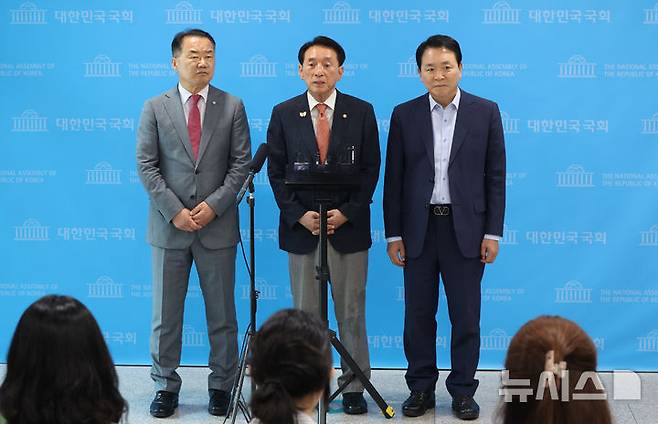 [서울=뉴시스] 조성봉 기자 = 김석기 국회 외교통일위원장이 여의도 국회 소통관에서 열린 '법제사법위원장 반환' 관련 기자회견을 마치고 취재진의 질문에 답변하고 있다. 왼쪽부터 신성범 국회 정보위원장,김 외통위원장, 성일종 국회 국방위원장. 2025.06.18.    suncho21@newsis.com