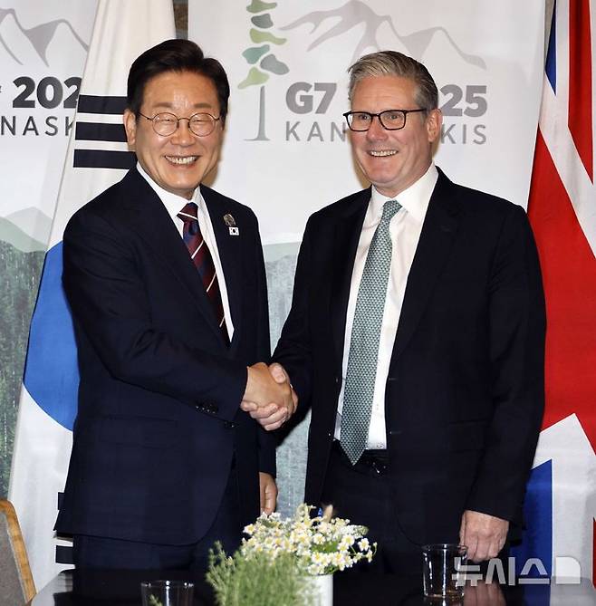 [카나나스키스(캐나다)=뉴시스] 최진석 기자 = 이재명 대통령이 17일(현지 시간) 캐나다 앨버타주 카나나스키스 주요 7개국(G7) 정상회의장에서 키어 스타머 영국 총리를 만나 한-영 정상회담을 하며 악수하고 있다. 2025.06.18. myjs@newsis.com