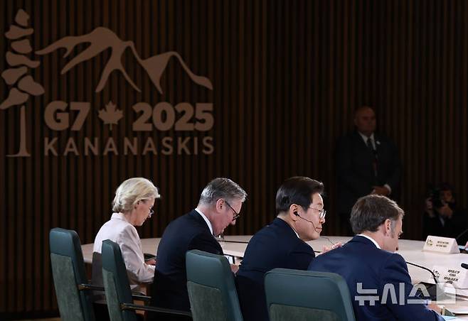 [카나나스키스(캐나다)=뉴시스] 최진석 기자 = 이재명 대통령이 17일(현지 시간) 캐나다 앨버타주 카나나스키스 주요 7개국(G7) 정상회의장에서 업무오찬 및 G7 정상회의 확대세션에 참석해 자리에 앉아 있다. 2025.06.18. myjs@newsis.com