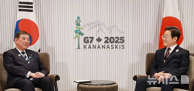 [카나나스키스(캐나다)=뉴시스] 최진석 기자 = 이재명 대통령이 17일(현지 시간) 캐나다 앨버타주 캐내내스키스 주요 7개국(G7) 정상회의장에서 이시바 시게루 일본 총리와 한일 정상회담을 하고 있다. 2025.06.18. myjs@newsis.com