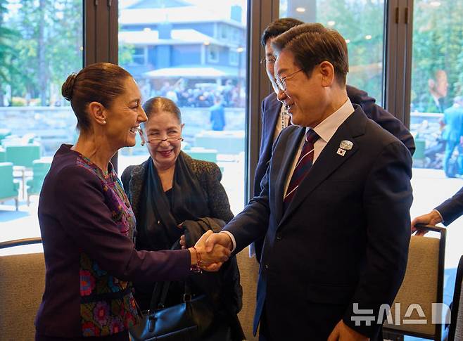 [카나나스키스(캐나다)=뉴시스] 최진석 기자 = 이재명 대통령이 17일(현지 시간) 캐나다 앨버타주 카나나스키스 주요 7개국(G7) 정상회의장에서 클라우디아 셰인바움 파르도 멕시코 대통령과 한-멕시코 정상회담을 하기 전 악수하고 있다. (공동취재) 2025.06.18. myjs@newsis.com