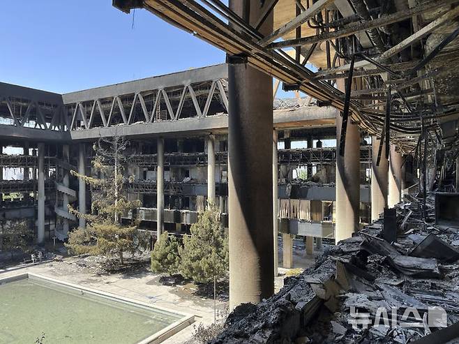 [테헤란=AP/뉴시스] 19일(현지 시간) 이란 테헤란에 위치한 국영방송 IRIB이 이스라엘의 공습으로 건물 뼈대만 남은 채 파손돼 있다. 이스라엘이 공군력만으로 이란에 승리하는 것은 사실상 불가능한 목표다. 2025.06.21.