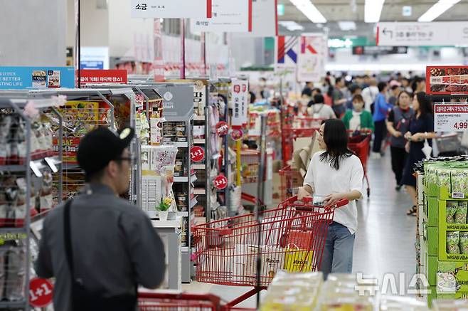 [서울=뉴시스] 조성우 기자 = 20일 서울 한 대형마트에서 시민들이 장을 보고 있다.2025.06.20. xconfind@newsis.com