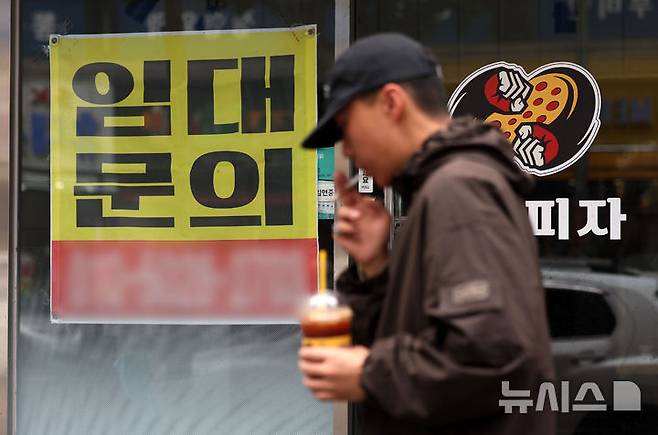 [서울=뉴시스] 홍효식 기자 = 심각한 내수 부진이 장기화하면서 가계와 개인사업자, 기업대출의 부실 위험 지표가 11년 만에 최고 수준에 이른 것으로 조사됐다.사진은 서울 시내 한 상가에 임대 안내문이 부착되어 있다. 2025.06.16. yesphoto@newsis.com