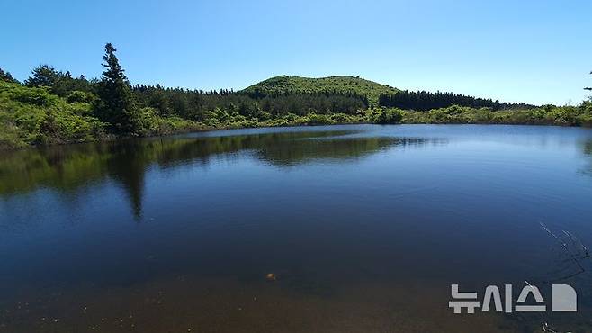 [제주=뉴시스] 족은대비악, 기저호수를 품은 오름. (사진=㈔한라산생태문화연구소 제공) photo@newsis.com *재판매 및 DB 금지