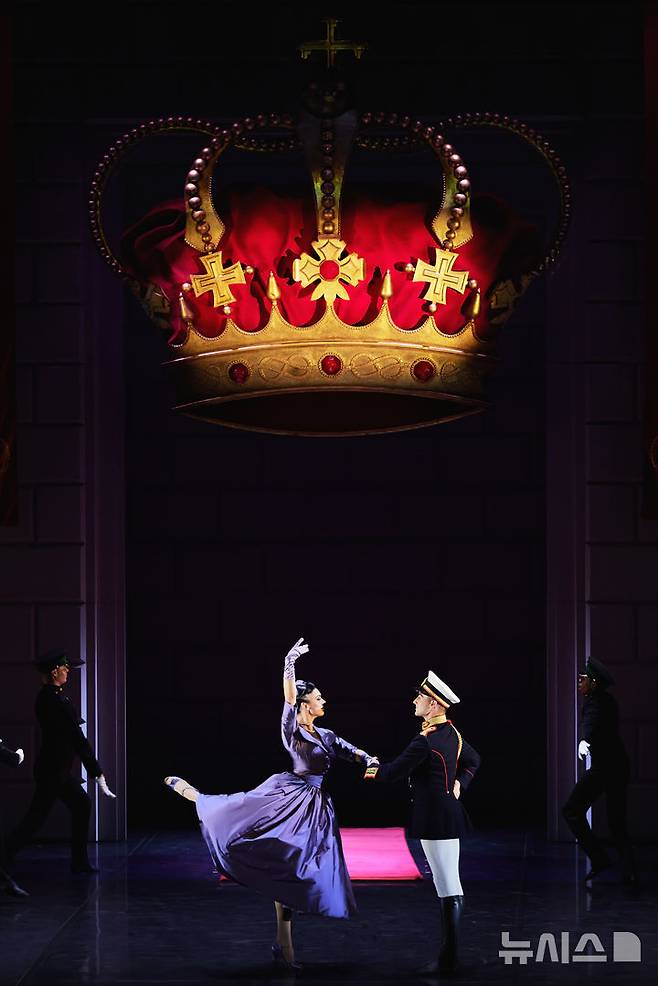 [서울=뉴시스]19일 서울 마곡동 LG아트센터에서 열린 매튜 본의 '백조의 호수' 30주년 기념 공연에서 여왕이 춤을 추고 있다. (사진=LG아트센터 제공)