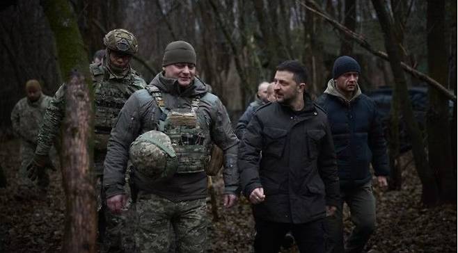 [서울=뉴시스]볼로디미르 젤렌스키 우크라이나 대통령이 러시아의 여름 공세에 대응하기 위해 최고위 간부진 개편 및 동원력 강화를 위해 헨나디 샤포발로프를 새 육군 사령관으로 임명했다고 파이낸셜 타임스(FT)가 20일(현지시각) 보도했다. 사진은 지난해 12월 헤르손 지역 시찰에 나선 젤렌스키 대통령을 수행하는 샤포발로프(왼쪽)의 모습. <사진 출처 : 파이낸셜 타임스> 2025.06.21.