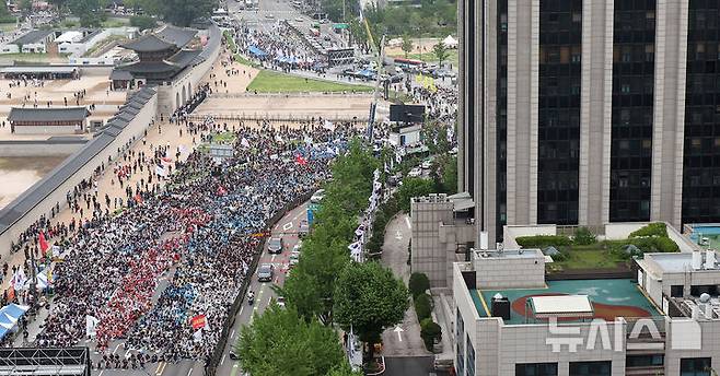 [서울=뉴시스] 조성우 기자 = 21일 오후 서울 종로구 서십자각터 앞에서 민주노총과 한국노총 산하 공공부문 노동조합으로 구성된 양대노총이 공공노동자 총력투쟁 결의대회를 열고 공공기관 운영 민주화와 공공노동자의 노동기본권 보장을 촉구하고 있다. 2025.06.21. xconfind@newsis.com