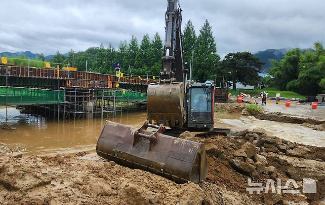 [담양=뉴시스] 박기웅 기자 = 장맛비가 내리고 있는 21일 오전 8시께 전남 담양군 창평면 의항리 한 하천이 범람할 우려가 있다는 신고가 접수, 당국이 굴삭기를 동원해 안전 조치를 하고 있다. (사진 = 담양소방서 제공) 2025.06.21. photo@newsis.com *재판매 및 DB 금지
