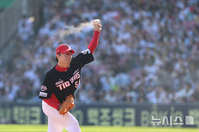 [서울=뉴시스] 프로야구 KIA 타이거즈 양현종이 3일 서울 잠실구장에서 열린 2025 신한 쏠뱅크 KBO리그 두산 베어스와의 경기에 선발 등판해 공을 던지고 있다. (사진=KIA 타이거즈 제공) 2025.06.03.