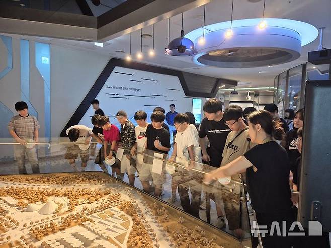 한전 나주지사는 한국에너지공과대학교(KENTECH·켄텍), 전남대학교 교육문제연구소와 공동으로 5~6월 두 달간 나주 지역 청소년을 위한 '2025 지역상생 에너지·과학 캠프'를 성황리에 운영했다. (사진=한전 나주지사 제공) photo@newsis.com