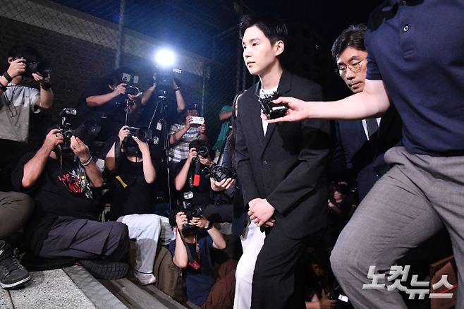 만취 상태로 전동스쿠터를 몬 혐의로 입건된 그룹 방탄소년단의 멤버 슈가가 2024년 8월 23일 저녁 서울 용산경찰서에 음주운전 혐의 관련 조사를 받기 위해 출석하고 있다. 류영주 기자