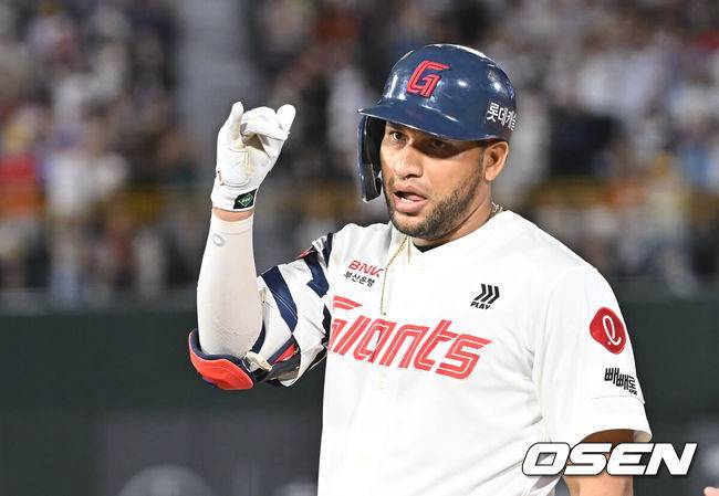 [OSEN=부산, 이석우 기자] 19일 부산 사직야구장에서 2025 신한 SOL 뱅크 KBO 리그 롯데 자이언츠와 한화 이글스의 경기가 열렸다. 홈팀 롯데는 나균안이, 방문팀 한화는 황준서가 선발 출전했다.롯데 자이언츠 레이예스가 7회말 1사 2루 중견수 오른쪽 1타점 안타를 치고 세리머니를 하고 있다. 2025.06.19 / foto0307@osen.co.kr