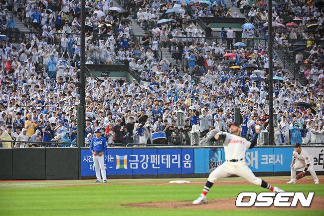 [OSEN=부산, 이석우 기자] 20일 부산 사직야구장에서 2025 신한 SOL 뱅크 KBO 리그 롯데 자이언츠와 삼성 라이온즈의 경기가 열렸다. 홈팀 롯데는 감보아가, 방문팀 삼성은 김대호가 선발 출전했다.비가 내리기 시작했지만 팬들이 자리를 지키며 경기를 관람하고 있다. 2025.06.20 / foto0307@osen.co.kr