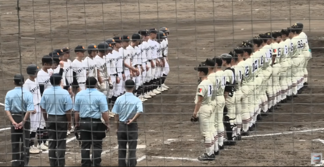 오른쪽이 사쿠신 학원 야구팀. 유튜브 채널 Playベースボールチャンネル