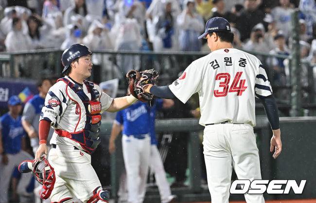 [OSEN=부산, 이석우 기자] 20일 부산 사직야구장에서 2025 신한 SOL 뱅크 KBO 리그 롯데 자이언츠와 삼성 라이온즈의 경기가 열렸다. 홈팀 롯데는 감보아가, 방문팀 삼성은 김대호가 선발 출전했다.롯데 자이언츠 정보근이 삼성 라이온즈에 3-1로 승리한 후 김원중과 기쁨을 나누고 있다. 2025.06.20 / foto0307@osen.co.kr