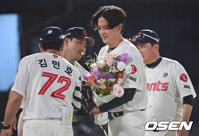 [OSEN=부산, 이석우 기자] 18일 부산 사직야구장에서 2025 신한 SOL 뱅크 KBO 리그 롯데 자이언츠와 한화 이글스의 경기가 열렸다. 홈팀 롯데는 홍민기가, 방문팀 한화는 엄상백이 선발 출전했다.롯데 자이언츠 김원중이 한화 이글스에 6-3으로 승리, 팀 최초 150 세이브를 달성하고 주장 전준우로부터 축하 꽃다발을 받고 있다. 2025.06.18 / foto0307@osen.co.kr
