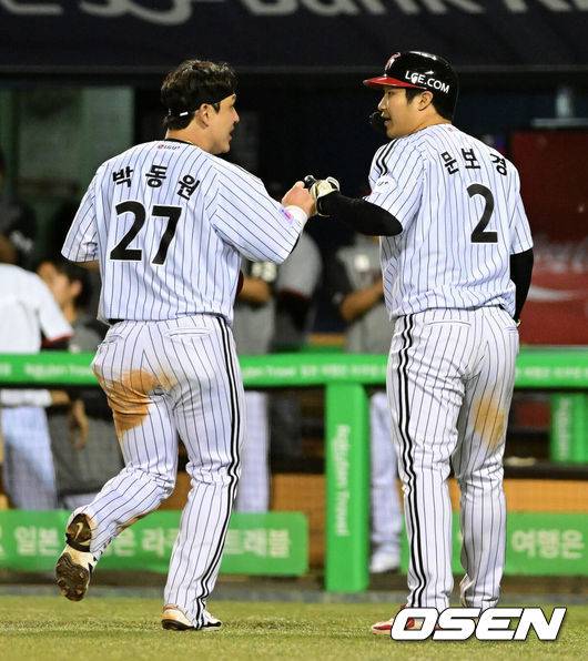 [OSEN=잠실, 지형준 기자] 28일 오후 서울 잠실구장에서 ‘2025 신한 SOL Bank KBO리그’ LG 트윈스와 한화 이글스의 경기가 열렸다.이날 LG는 코엔 윈, 한화는 코디 폰세를 선발투수로 내세웠다.7회말 2사 2,3루에서 LG 박동원, 문보경이 박해민의 동점 2타점 적시타에 홈을 밟으며 기뻐하고 있다. 2025.05.28 /jpnews@osen.co.kr