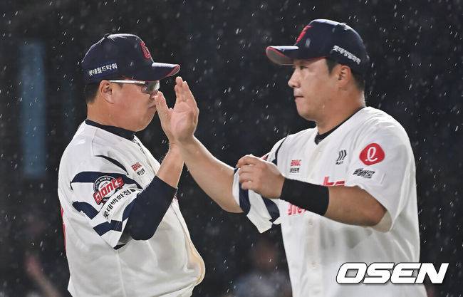 [OSEN=부산, 이석우 기자] 20일 부산 사직야구장에서 2025 신한 SOL 뱅크 KBO 리그 롯데 자이언츠와 삼성 라이온즈의 경기가 열렸다. 홈팀 롯데는 감보아가, 방문팀 삼성은 김대호가 선발 출전했다.롯데 자이언츠 김태형 감독이 삼성 라이온즈에 3-1로 승리한 후 정훈과 기쁨을 나누고 있다. 2025.06.20 / foto0307@osen.co.kr