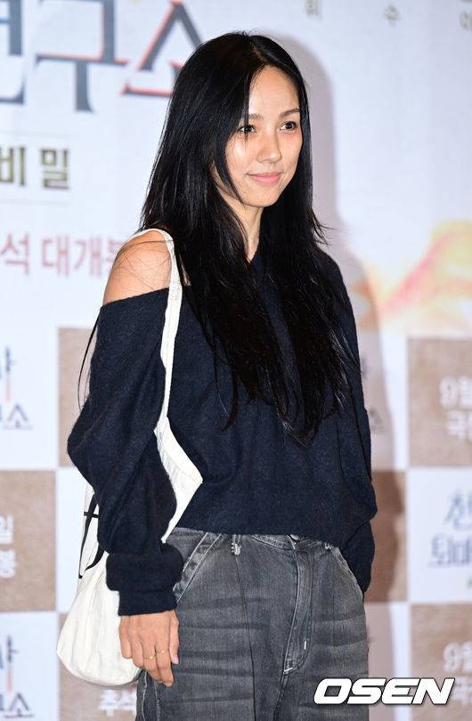 [OSEN=김성락 기자] 21일 오후 서울 용산구 CGV 용산아이파크몰에서 영화 ‘천박사 퇴마 연구소’의 VIP 시사회 포토월 행사가 열렸다. 가수 이효리가 포토타임을 갖고 있다. 2023.09.21 / ksl0919@osen.co.kr