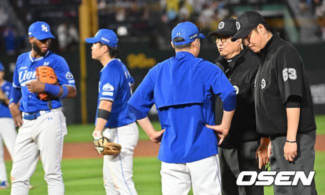 [OSEN=부산, 이석우 기자] 20일 부산 사직야구장에서 2025 신한 SOL 뱅크 KBO 리그 롯데 자이언츠와 삼성 라이온즈의 경기가 열렸다. 홈팀 롯데는 감보아가, 방문팀 삼성은 김대호가 선발 출전했다.삼성 라이온즈 박진만 감독이 8회말 2사 롯데 자이언츠 한태양 타석때 강민호가 1루심과 신경전을 벌이자 얘기를 하고 있다. 2025.06.20 / foto0307@osen.co.kr
