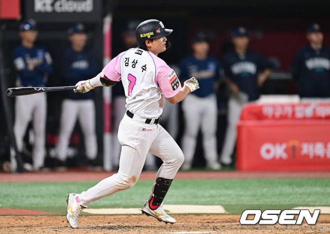 [OSEN=수원, 조은정 기자]21일 오후 수원 KT위즈파크에서 2025 신한 SOL Bank KBO리그 KT 위즈와 NC 다이노스의 경기가 열렸다.이날 홈팀 KT의 선발투수는 오원석, 방문팀 NC는 목지훈이 나선다.8회말 1사 만루 KT 김상수가 역전 2타점 적시타를 날리고 있다. 2025.06.21 /cej@osen.co.kr