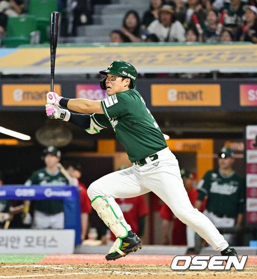 [OSEN=인천, 박준형 기자] 21일 오후 인천 SSG랜더스필드에서 ‘2025 신한 SOL BANK KBO리그’ SSG 랜더스와 KIA 타이거즈의 경기가 진행됐다.이날 SSG는 김광현을, KIA는 양현종을 선발투수로 내세웠다.9회말 1사 1,2루 SSG 한유섬이 동점 1타점 적시타를 날리고 있다  2025.06.21 / soul1014@osen.co.kr